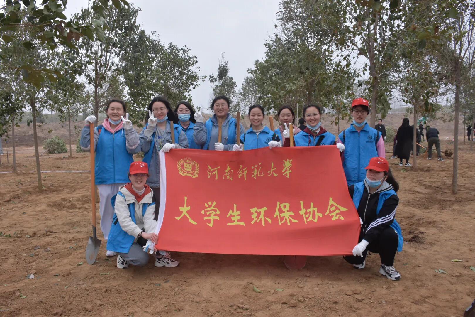 植樹節(jié)大學生15